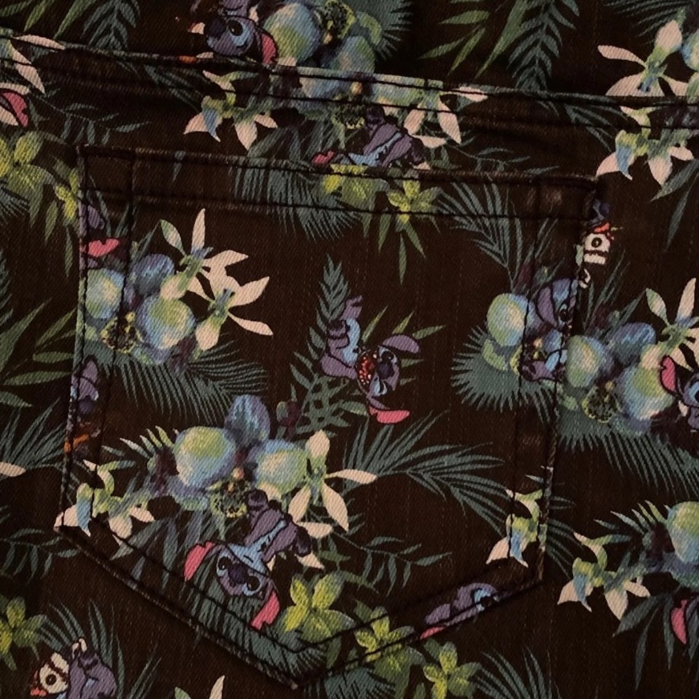 NWT DISNEY WOMENS STITCH SHORTS - Picture 4 of 6